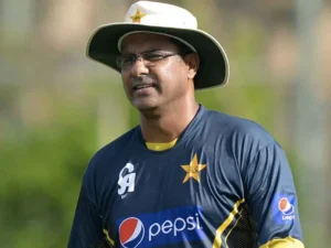 waqar help out pcb cheif in cricket